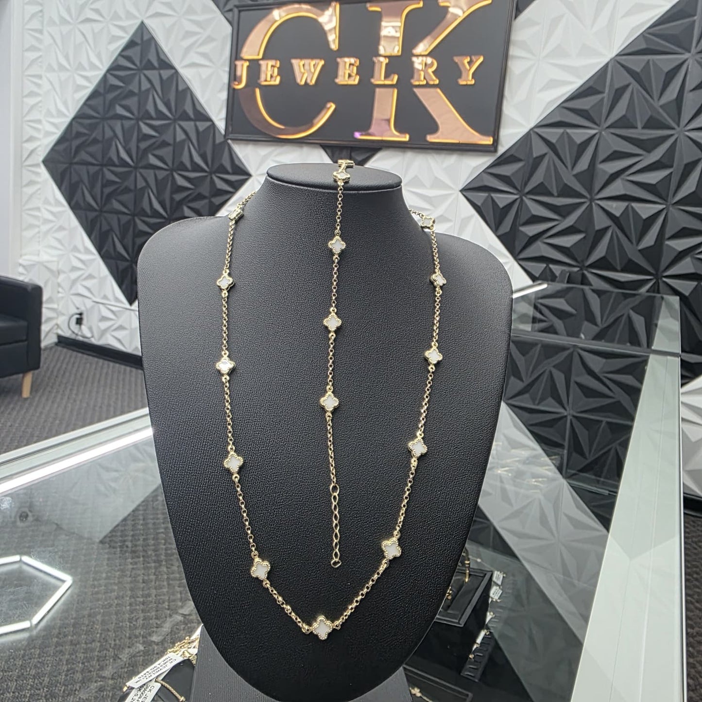 WHITE CLOVER NECKACES 10K